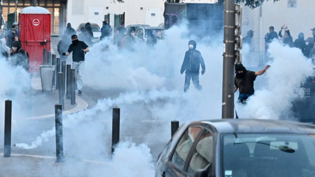 Die französische Polizei feuert Tränengasgranaten auf Demonstranten während einer Versammlung der Bewegung «Bloquons tout» («Lasst uns alles blockieren»). Foto: Philippe Magoni/AP/dpa