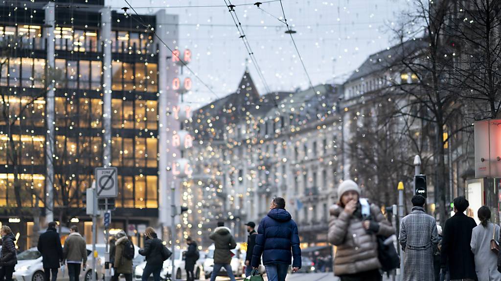 Weihnachtsshopping an der Zürcher Bahnhofstrasse: Im Dezember beurteilten Finanzanalysten die Aussichten für die Schweizer Wirtschaft wieder etwas besser als im Monat davor. Dennoch bleibt das Stimmungsbild negativ. (Symbolbild)