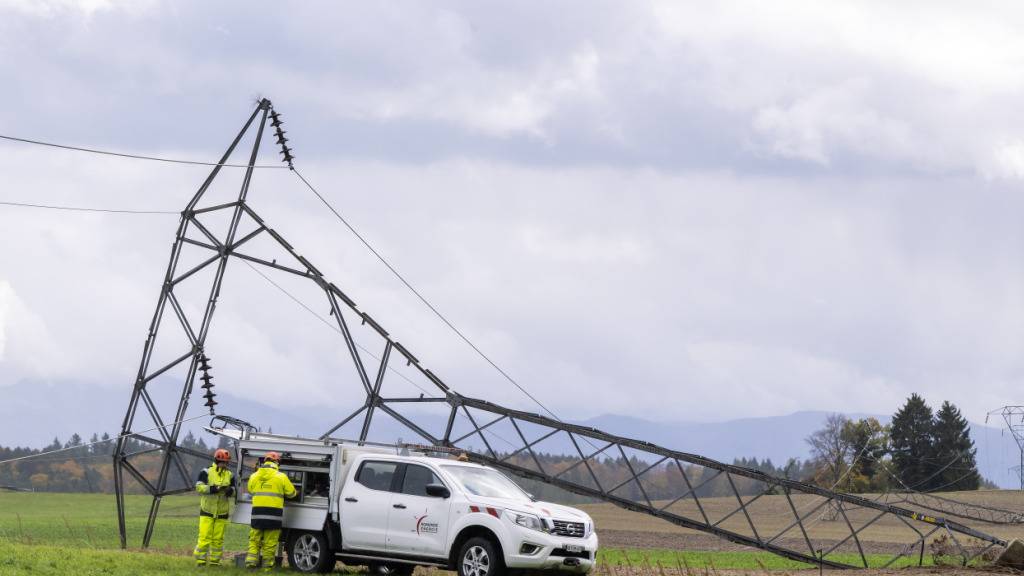 In Bière im Waadtland stürzte wegen des Sturms «Benjamin» ein Hochspannungsmast um. An exponierten Lagen werden Windgeschwindigkeiten von bis zu 150 km/h erwartet.
