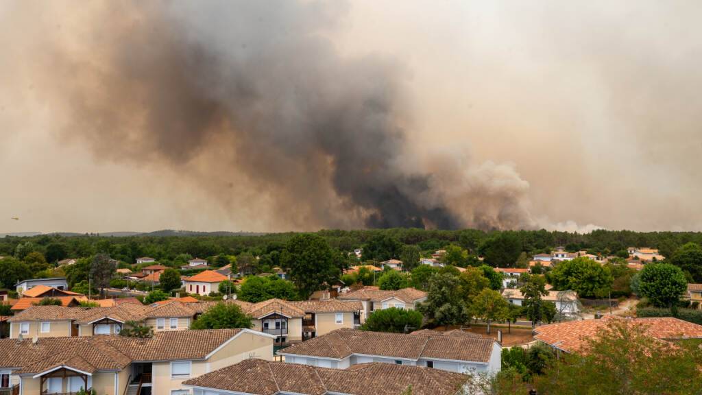 Ferienparadies in Flammen: In Windeseile verbreiten sich die Waldbrände an der französischen Westküste und zwingen zahlreiche Gäste aus der Schweiz, den beliebten Badeort am Cap-Ferret fluchtartig zu verlassen.
