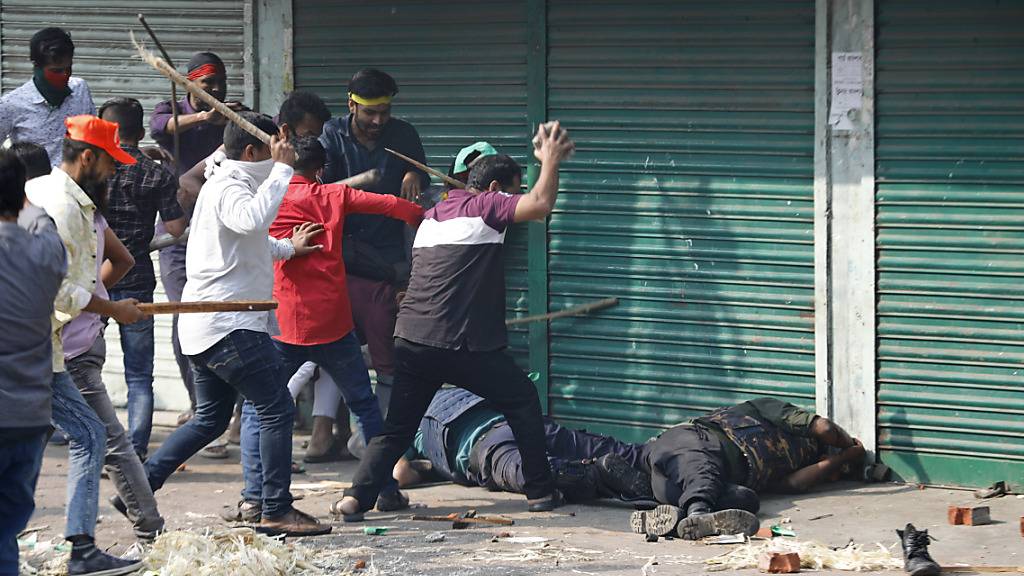 Bei einer Demonstration der größten Oppositionspartei in Bangladeschs Hauptstadt Dhaka ist Behörden zufolge ein Polizist getötet worden. Foto: Mahmud Hossain Opu/AP/dpa