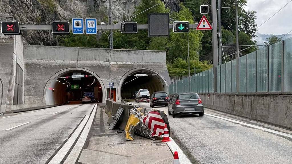 Auf der Autobahn A2 bei Hergiswil NW prallte am Donnerstag ein Lastwagen in einen Aufpralldämpfer. Er blieb unverletzt.