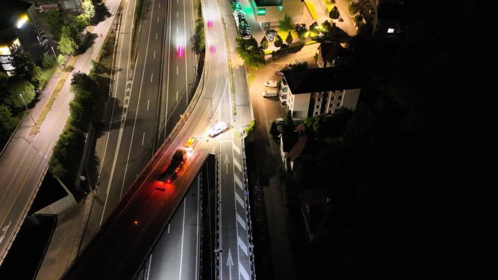 Bei der Autobahneinfahrt Töss hat ein Lieferwagenlenker versucht, sich einer Polizeikontrolle zu entziehen. Bevor er zum Geisterfahrer wurde, landete er in einem Kandelaber.