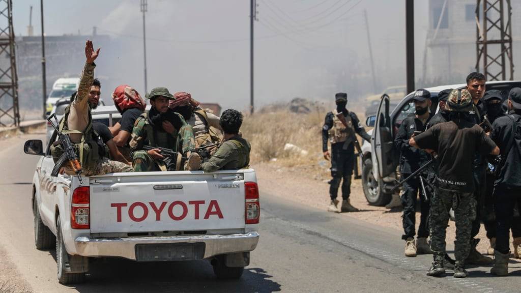 ARCHIV - Syrische Regierungstruppen sammeln sich in einem Dorf am Rande der Stadt Suweida. Foto: Ghaith Alsayed/AP/dpa