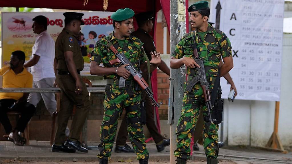 Polizeikommandos stehen Wache vor einem Wahlauszählungszentrum in Colombo, Sri Lanka. Foto: Eranga Jayawardane/AP/dpa