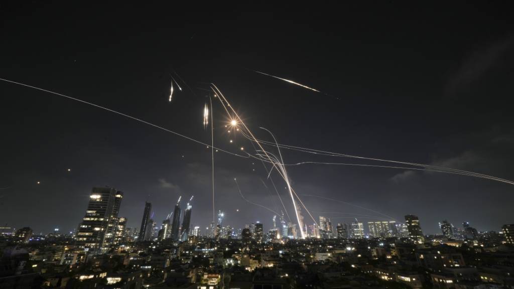 ARCHIV - Das israelische Luftabwehrsystem Iron Dome feuert am Freitag, 13. Juni 2025, um iranische Raketen über Tel Aviv in Israel abzufangen. Foto: Leo Correa/AP/dpa
