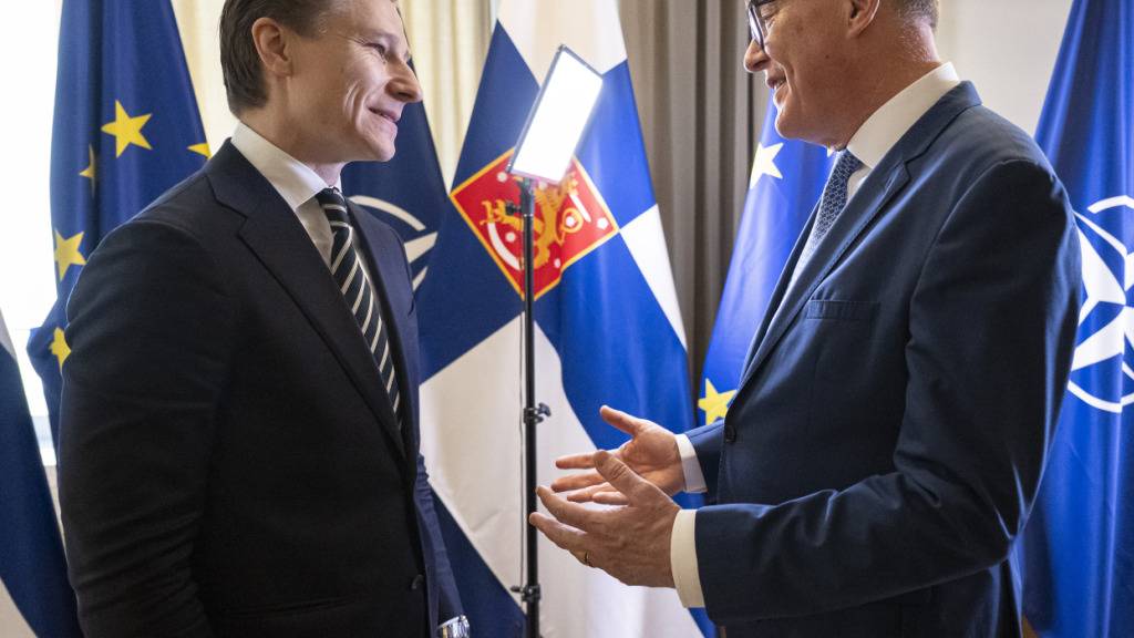 Verteidigungsminister Martin Pfister (rechts) hat sich in Helsinki mit seinem finnischen Amtskollegen Antti Häkkänen ausgetauscht. Im Zentrum stand die europäische Sicherheitslage.