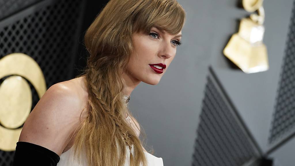 ARCHIV - Taylor Swift kommt zur Verleihung der 66. jährlichen Grammy Awards. Foto: Jordan Strauss/AP/dpa
