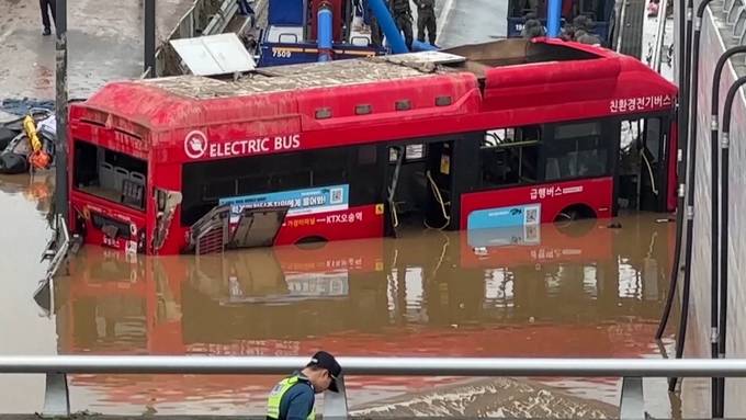 Tunnel überflutet: Opferzahl steigt nach Unwetter in Südkorea weiter an