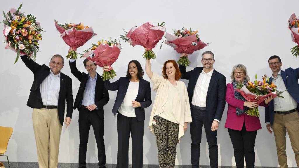 Die Winterthurer Stadträtin Martina Blum (Grüne, dritte von links) wechselt das Departement, die neu gewählte Romana Heuberger (FDP, zweite von rechts) übernimmt Blums bisheriges. (Archivbild)