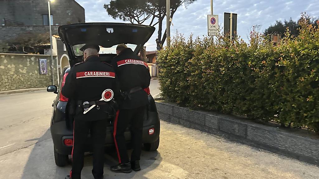 ARCHIV - Nach dem Streit und der Enthauptung hat der Täter von sich aus die Polizei angeurfen (Archivbild/Symbolbild). Foto: Christoph Sator/dpa