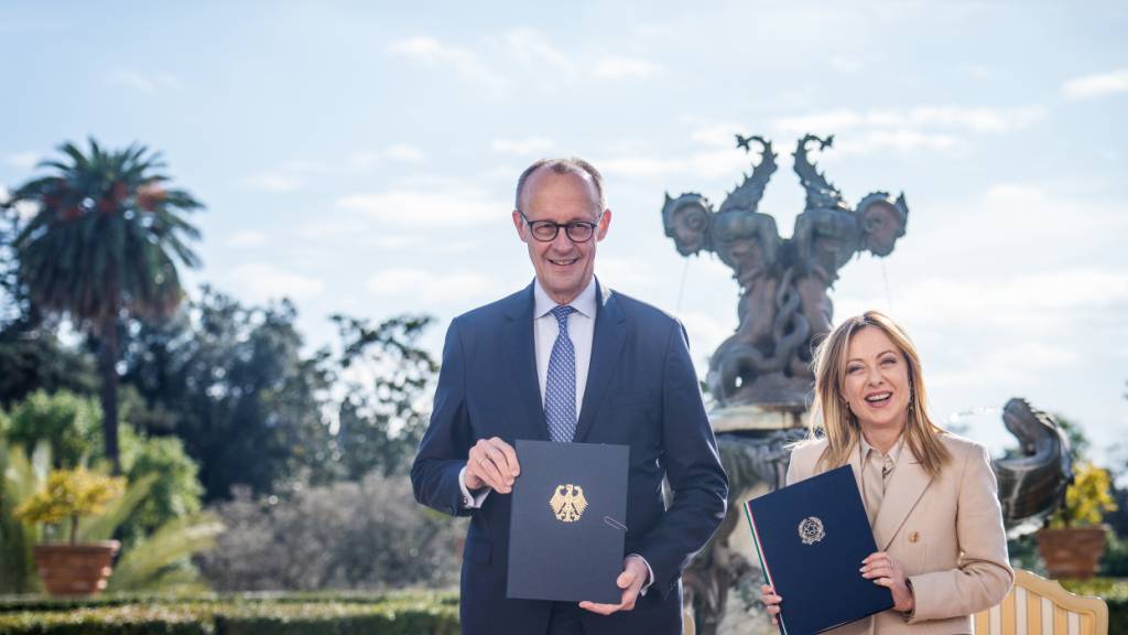 Bundeskanzler Friedrich Merz (CDU) nimmt neben Giorgia Meloni, Ministerpräsidentin von Italien, an der Unterzeichnungszeremonie eines Kooperationsabkommens bei den deutsch-italienischen Regierungskonsultationen in Rom teil. Foto: Michael Kappeler/dpa-Pool/dpa
