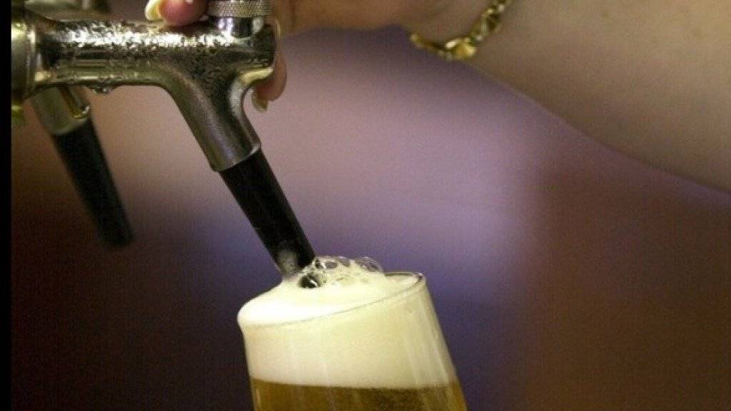 Ein halber Liter Lagerbier kostet in einem Schweizer Restaurant fast doppelt so viel wie in Deutschland. (Symbolbild)