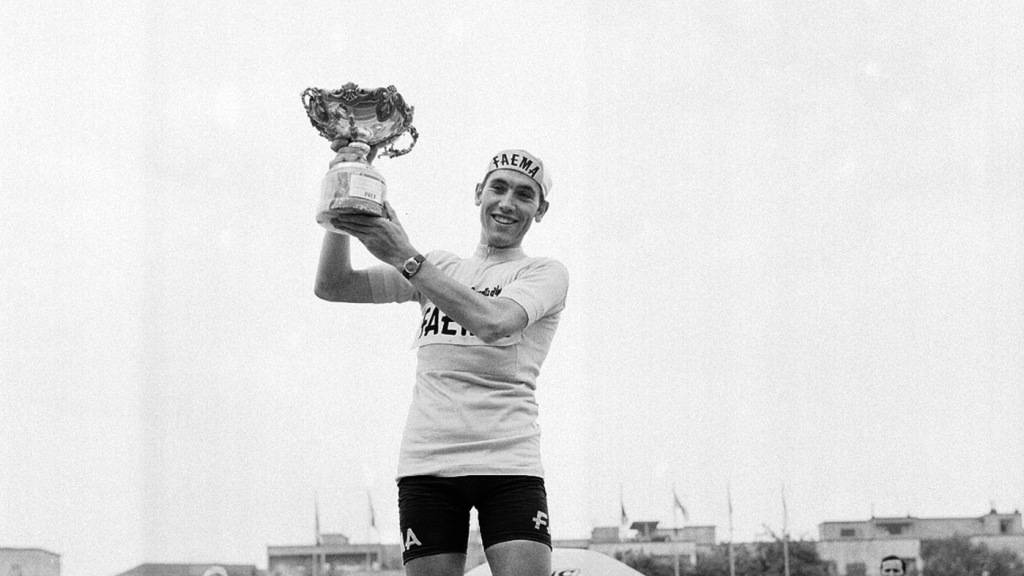 Selbst Eddy Merckx, hier bei der Siegerehrung des Giro d'Italia von 1968, ist der Meinung, dass Tadej Pogacar nach der Leistung von Zürich der GOAT ist