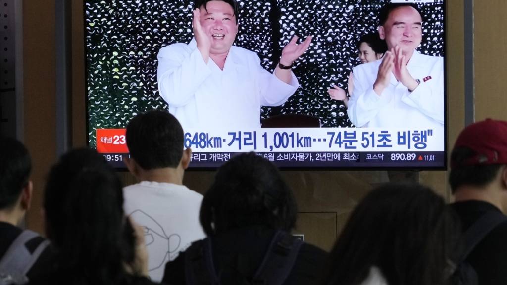 Ein Fernsehbildschirm im Bahnhof von Seoul zeigt während einer Nachrichtensendung ein Bild von Nordkoreas Machthaber Kim Jong Un. Foto: Ahn Young-joon/AP/dpa