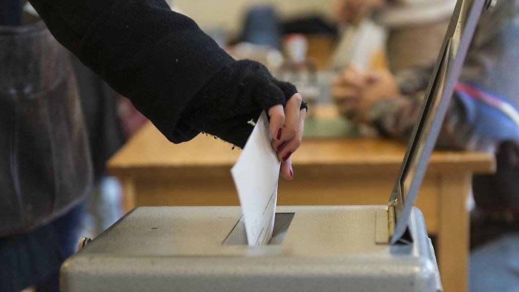 Die Stimmbürger und Stimmbürgerinnen wählen heute Sonntag in drei Kantonen Parlamente und Regierungen. (Symbolbild)