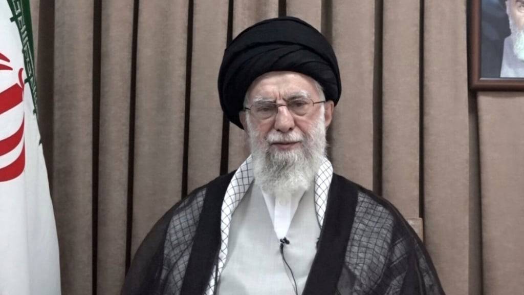 HANDOUT - Revolutionsführer Ayatollah Ali Chamenei bei einer im Fernsehen übertragenen Rede. Foto: -/Office of the Iranian Supreme Leader via AP/dpa - ACHTUNG: Nur zur redaktionellen Verwendung und nur mit vollständiger Nennung des vorstehenden Credits