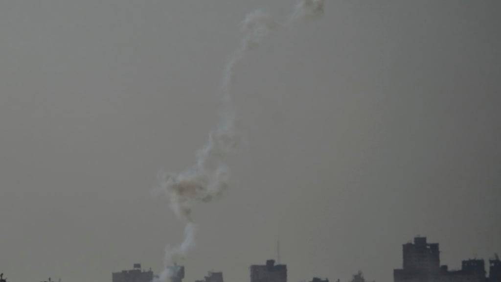 ARCHIV - Die Spur einer Rakete, die aus dem Gazastreifen auf Israel abgefeuert wurde, vom Süden Israels aus gesehen. Foto: Leo Correa/AP/dpa