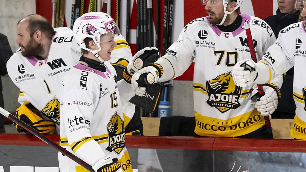 Ajoies Verteidiger Cédric Aeschbach (links) traf beim 3:0-Sieg in Visp zum Endstand