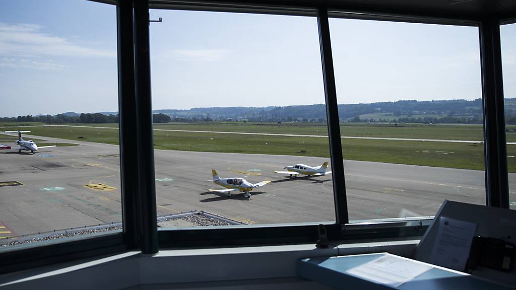 Blick aus dem Tower auf den Flughafen Grenchen, wo es am 13. September 2020 zu einem schweren Vorfall kam. (Archivbild)