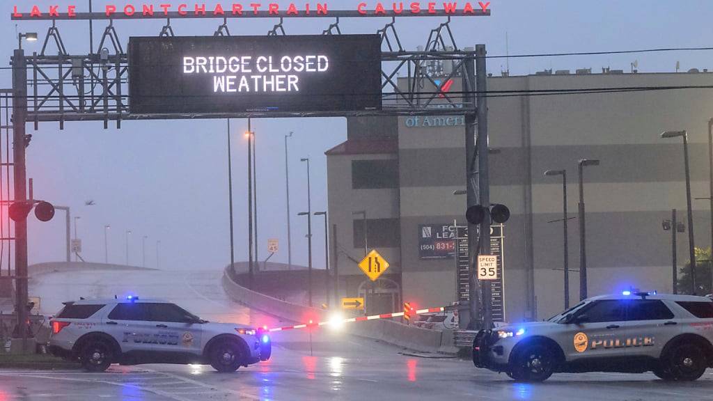 Die Einfahrt zum Lake Ponchartrain Causeway ist wegen des Hurrikans «Francine» geschlossen. Der Causeway ist die längste durchgehende Brücke über Wasser der Welt. Foto: Matthew Hinton/AP/dpa