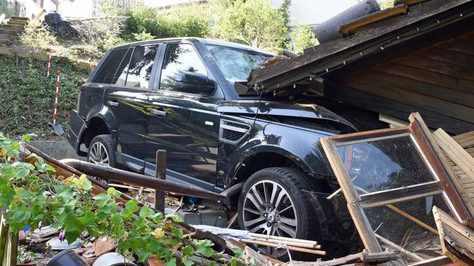 In Gartenhaus gelandet: Auto rollt zehn Meter eine Böschung hinunter