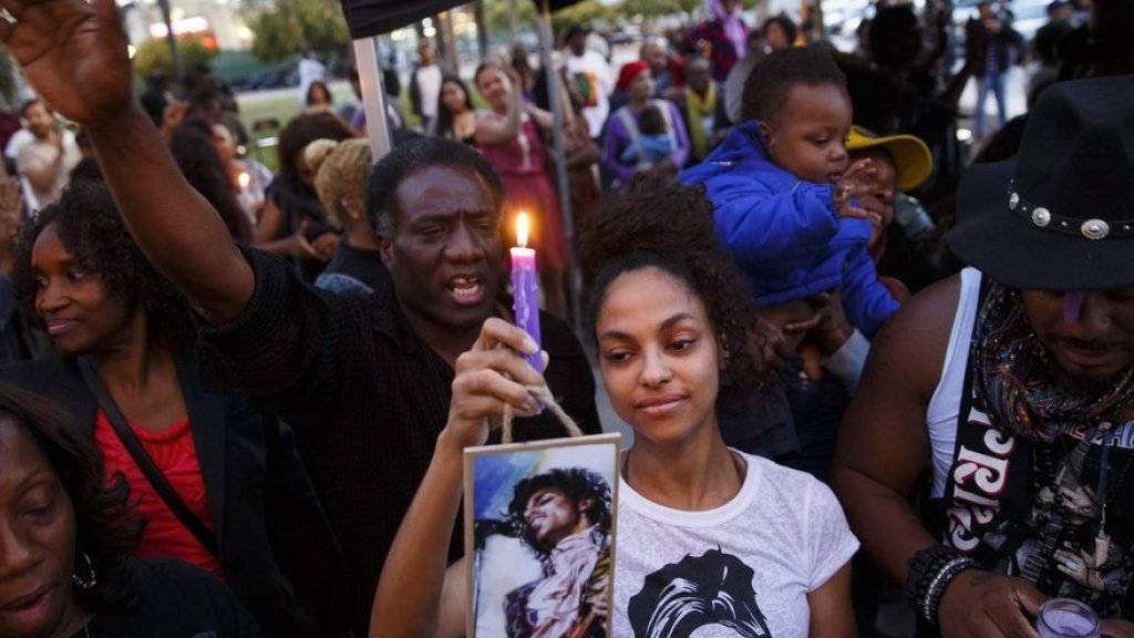 Fans trauern um den überraschend verstorbenen Musiker Prince. (Archiv)