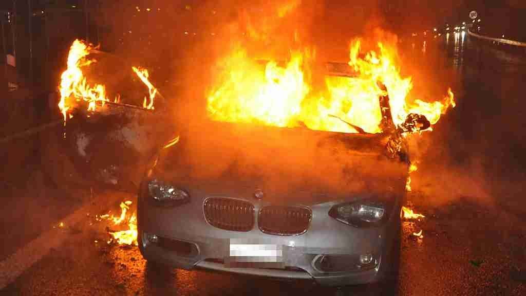 Ein Auto brannte auf der A2 bei Egerkingen SO in der Nacht auf Sonntag vollständig aus.