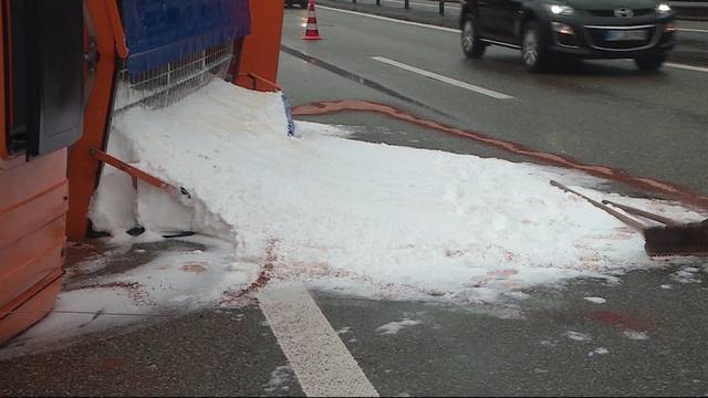 Schneepflug gekippt: Verkehrschaos statt freie Strassen