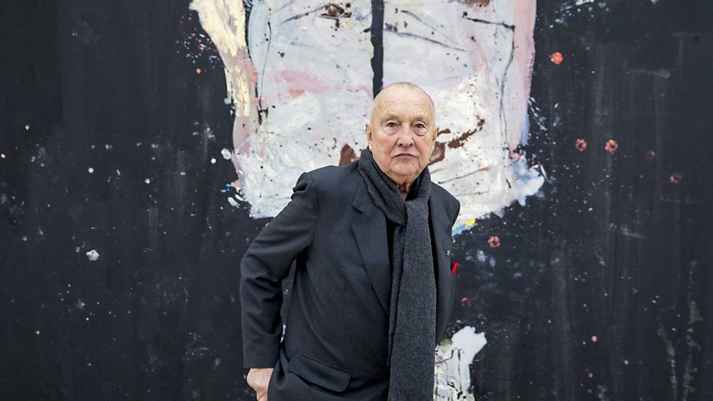 Georg Baselitz vor seinem Gemälde «Avignon Ade» 2017, am Freitag in der Fodation Beyeler in Riehen BS. Zum seinem 80. Geburtstag widmet ihm die Fondation Beyeler eine Retrospektive. Das Kunstmuseum Basel stellt zudem seine Arbeiten auf Papier aus.