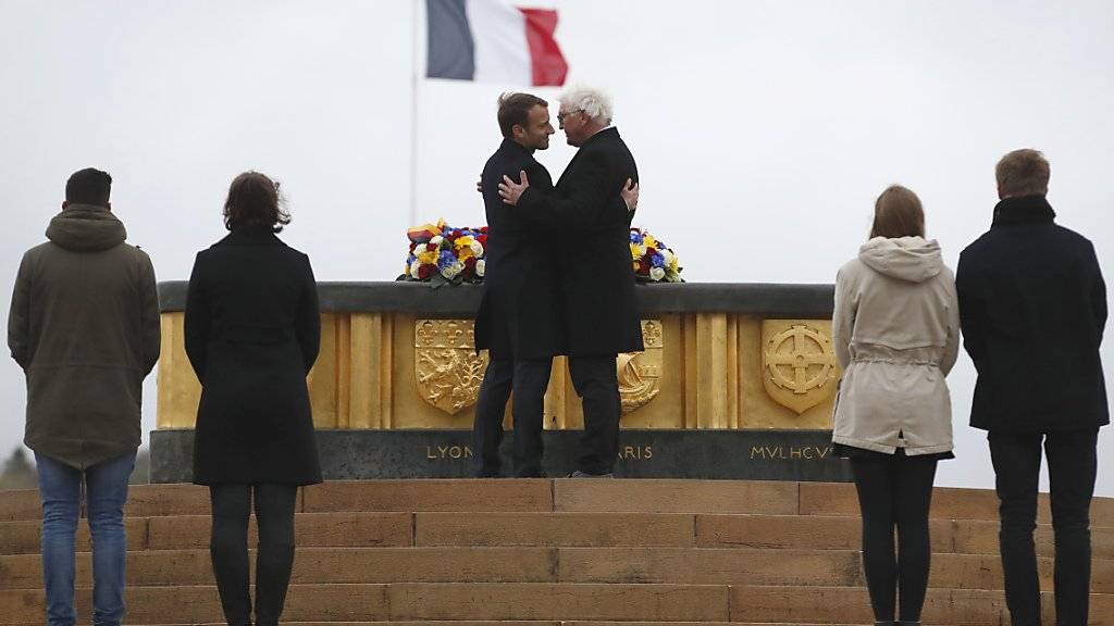 Macron (l.) und Steinmeier umarmen sich brüderlich als Zeichen der deutsch-französischen Verbundenheit: Gemeinsam weihten sie im Elsass ein Museum ein zum Gedenken der Opfer des Ersten Weltkriegs.