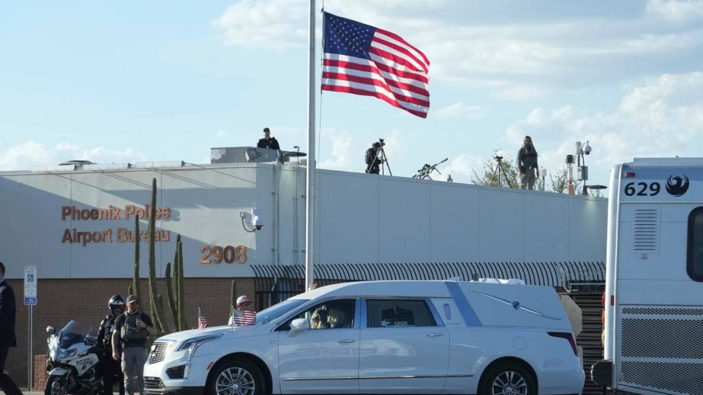Ein Leichenwagen mit dem Leichnam von Charlie Kirk, dem CEO und Mitbegründer von Turning Point USA, der am Mittwoch erschossen wurde, verlässt den Flughafen Phoenix Sky Harbor International Airport. Foto: Ross D. Franklin/AP/dpa