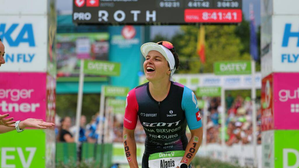 Die Schweizer Triathletin Alanis Siffert jubelt im beim Challenge Roth über Rang 3