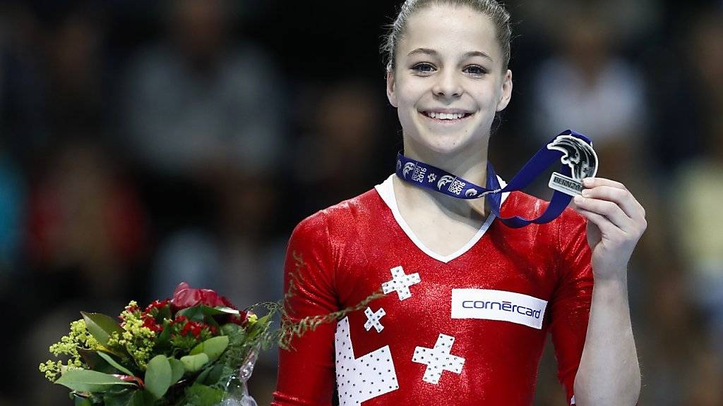 Die 14-jährige Zürcherin Lynn Genhart freut sich an der Heim-EM in Bern im Mehrkampf-Final über den Gewinn der Silbermedaille