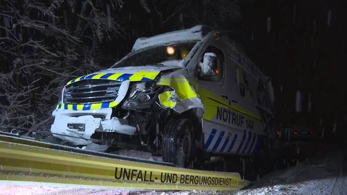 Im Schneegestöber: Auto gerät ins Schlittern und kracht in Ambulanz