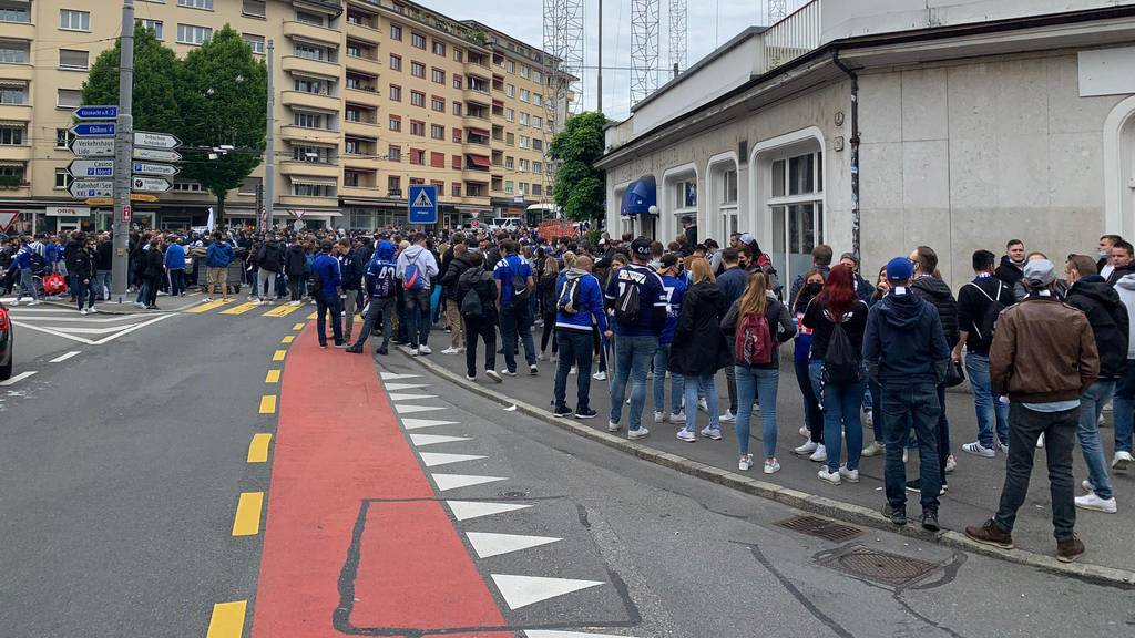 Auch beim Bundesplatz in Luzern haben sich zahlreiche Fans versammelt.
