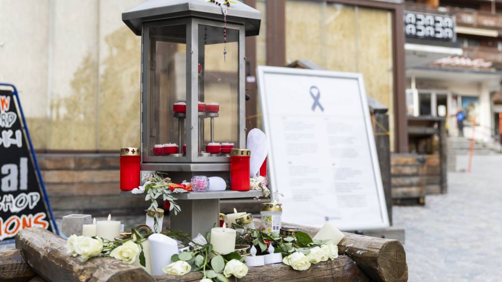 Kerzen erinnern nahe des Brandorts an die Verstorbenen. (Archivbild)