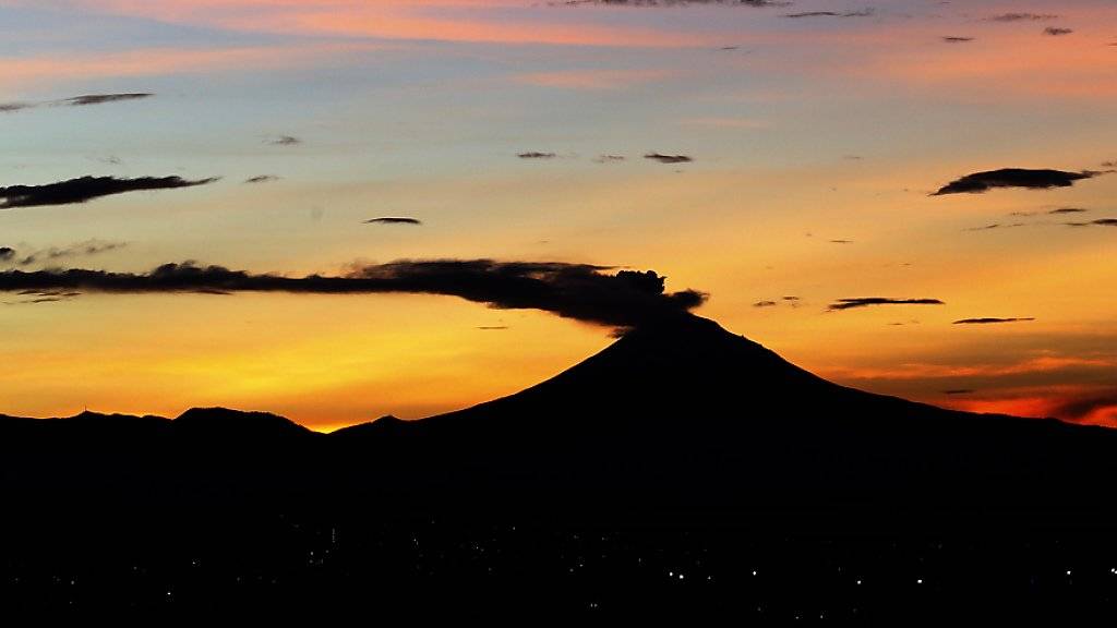 Der Vulkan Popocatépetl südöstlich von Mexiko-Stadt spuckt wieder Asche und Rauch. (Archivbild)