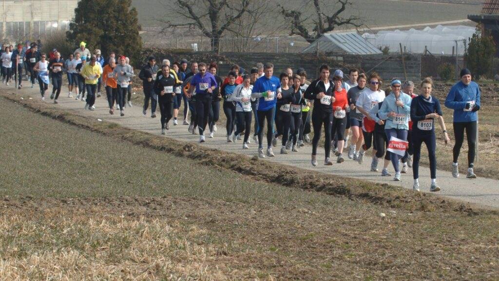 Trauerflor und kurze Ansprachen am Kerzerslauf nach Postautobrand