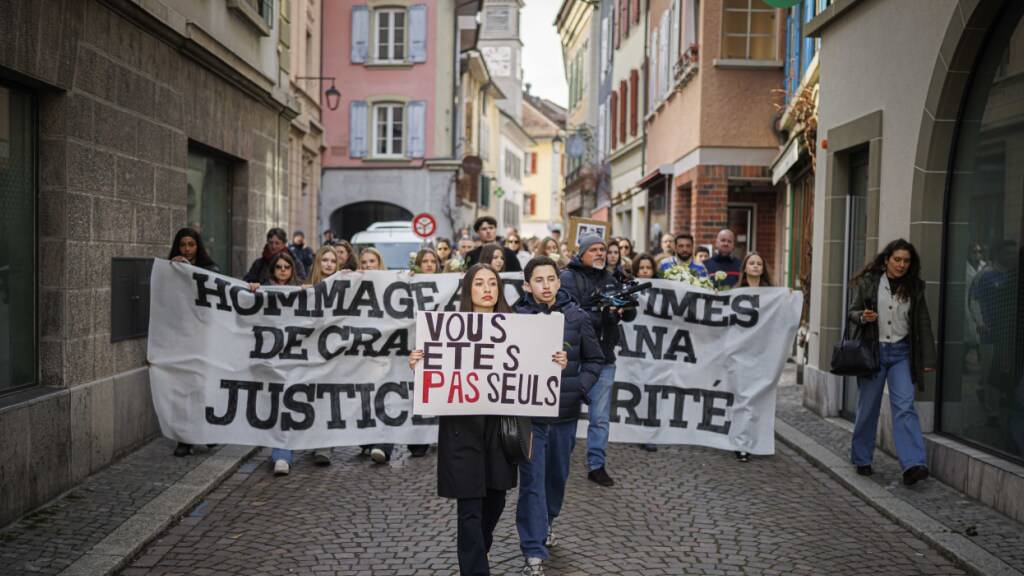 Hunderte trauern in Lutry um Brandopfer und fordern Gerechtigkeit