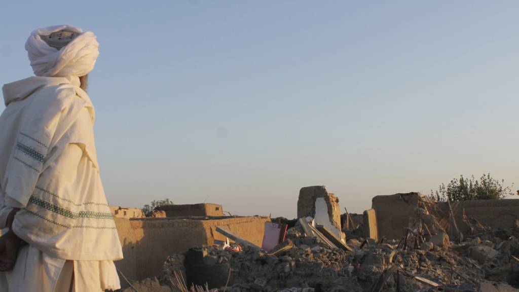 HANDOUT - Ein afghanischer Mann schaut auf ein beschädigtes Haus in der Provinz Helmand. Foto: AP/dpa
