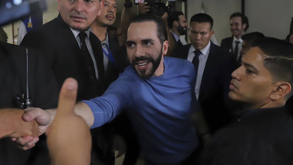 Nayib Bukele (M), Präsident von El Salvador, drückt einem Anhänger die Hand, nachdem er sich als Präsidentschaftskandidat der Partei Nuevas Ideas (Neue Ideen) angemeldet hat. Trotz eines Verfassungsverbots hat sich der Staatschef offiziell als Kandidat für eine zweite Amtszeit registrieren lassen. Foto: Salvador Melendez/AP