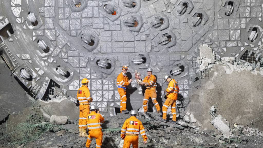 Tunnelbohrer am Gotthard erreichen Etappenziel