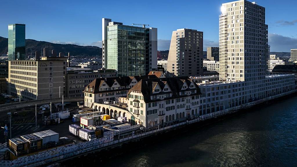 Städtische Wohnungen, wie hier in der Siedlung Tramdepot Hard, sind in Zürich äusserst beliebt. Das Parlament überwies nun einen Vorstoss der SVP, der einen Vorrang für Stadtzürcherinnen und Stadtzürcher fordert. (Archivbild)