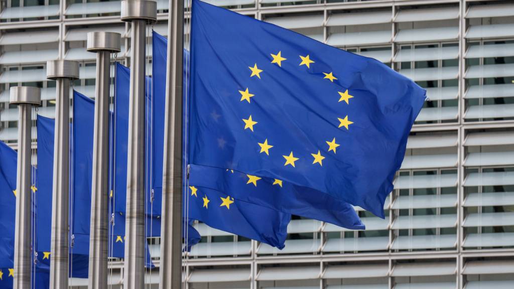 ARCHIV - EU-Fahnen wehen vor dem Sondergipfel der Staats- und Regierungschefs der EU-Staaten vor dem Gebäude EU-Kommission. Die EU berät ab Donnerstagabend über die Beziehung zu den USA. Foto: Michael Kappeler/dpa