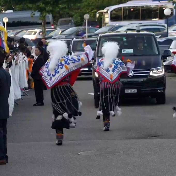 Hunderte Tibeter empfangen Dalai Lama vor Zürcher Hotel 