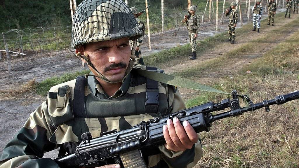 Immer wieder Schüsse trotz Waffenstillstand: Indischer Grenzpolizist an der Grenze zu Pakistan (Archivbild).