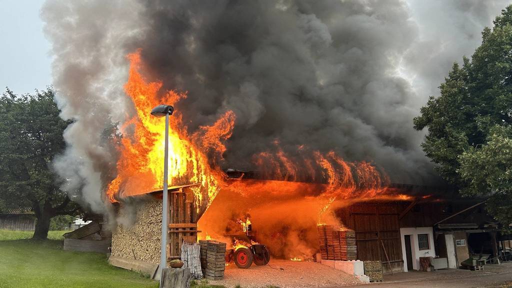 Scheune in Oberhasli gerät in Brand – viel Rauch und grosser Sachschaden