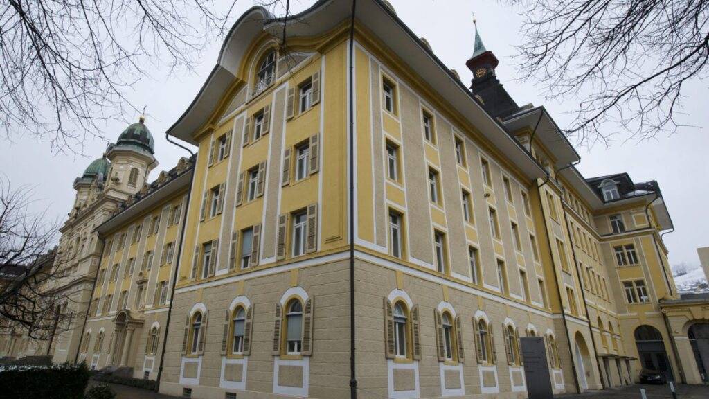 Die Baubewilligung für die Sanierung und Erweiterung der Kantonsschule in Nuolen ist rechtskräftig. (Archivbild)