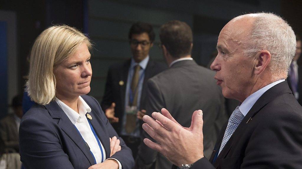 Die schwedische Finanzministerin Magdalena Andersson gab am Samstag die Einführung einer speziellen Bankensteuer an, damit das Land seine Ausgaben für Verteidigung erhöhen kann. (Archivbild mit BR Ueli Maurer)